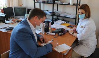 Куратор Боровичского муниципального района Илья Борцевич сделал прививку от COVID-19